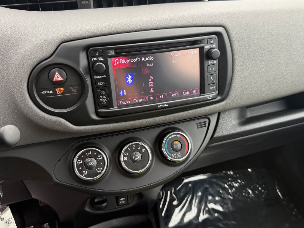 2017 Toyota Yaris Image 16