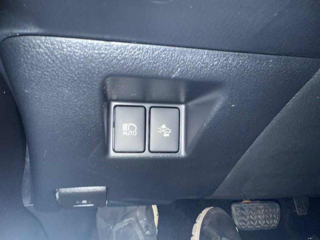 2017 Toyota Yaris Image 25