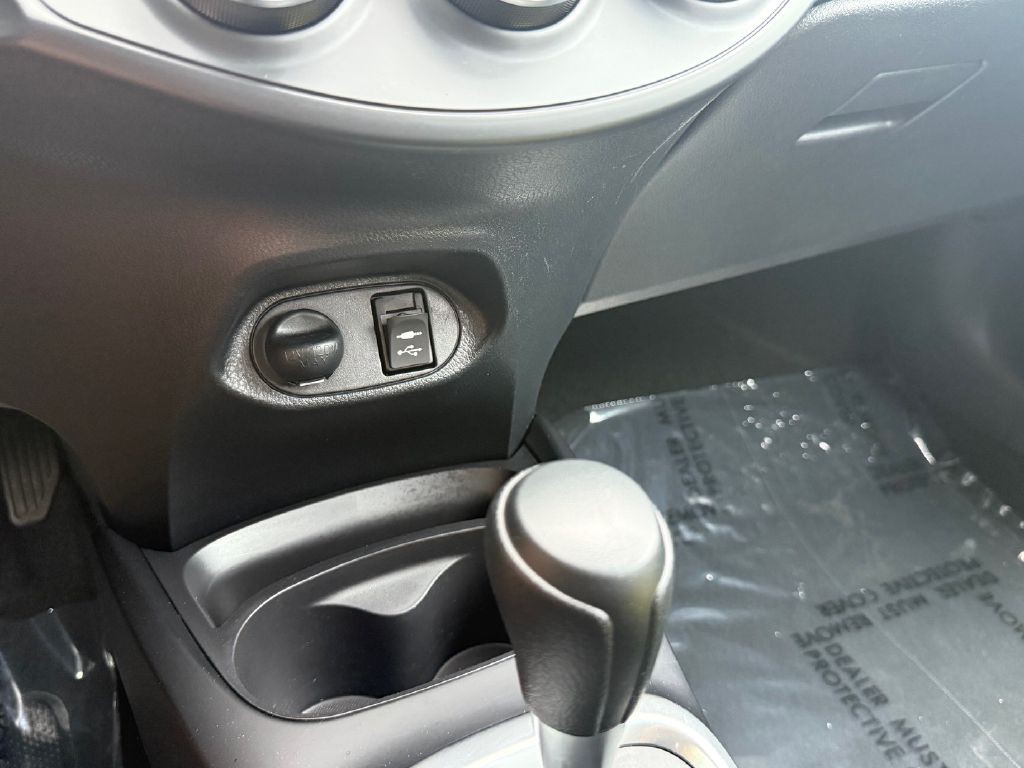 2017 Toyota Yaris Image 28