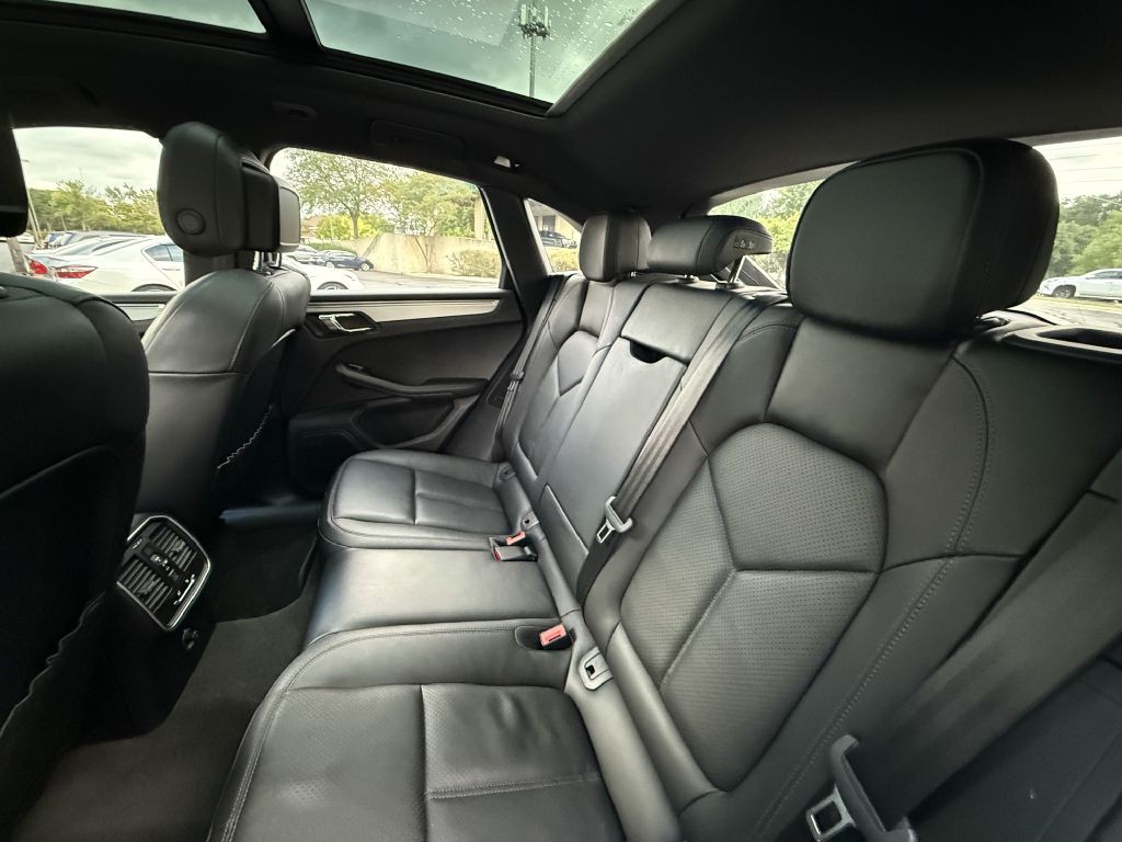 2016 Porsche Macan Image 18