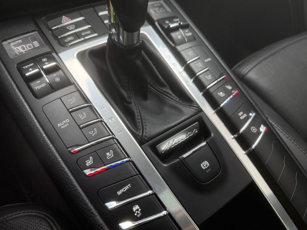 2016 Porsche Macan Image 21