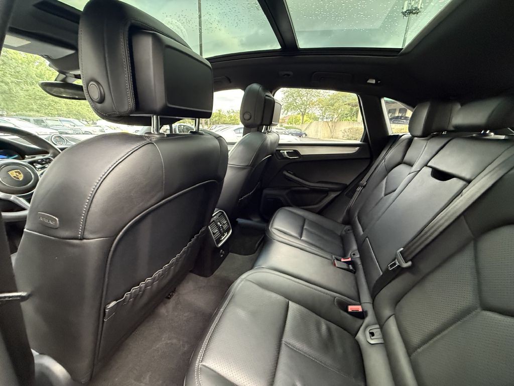 2016 Porsche Macan Image 25