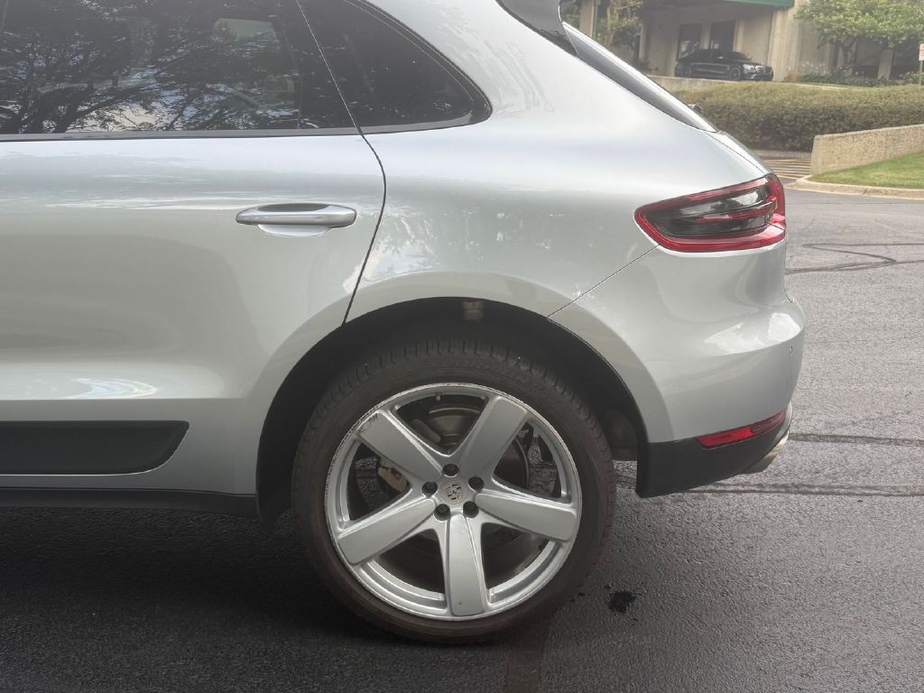 2016 Porsche Macan Image 30