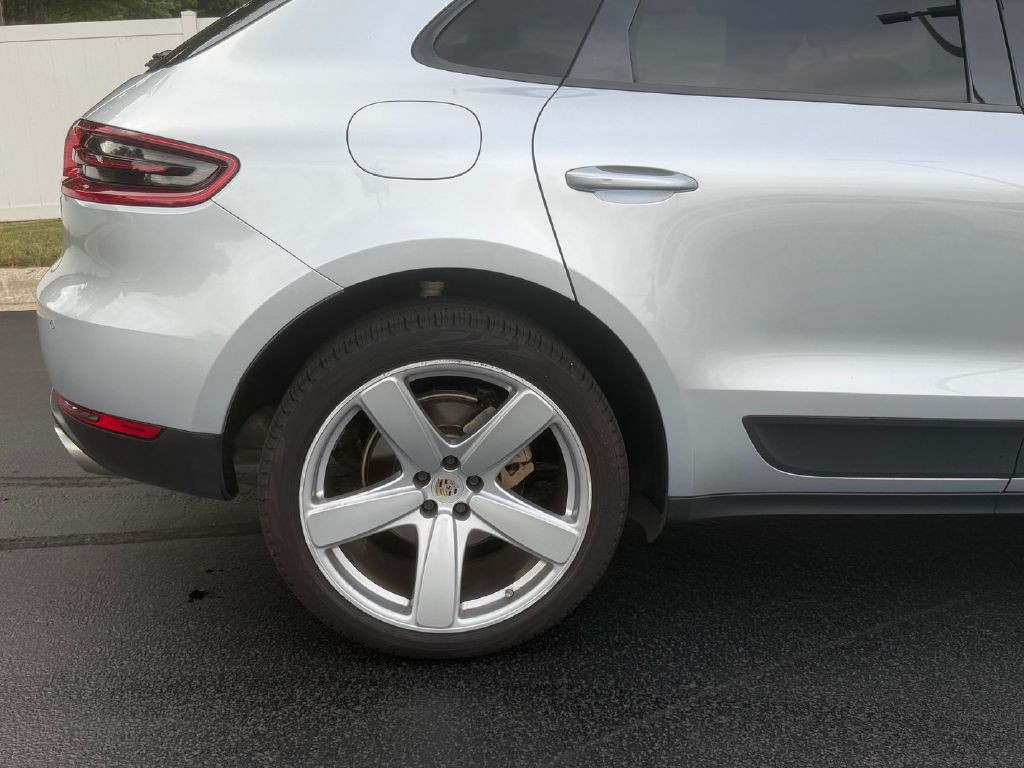 2016 Porsche Macan Image 32
