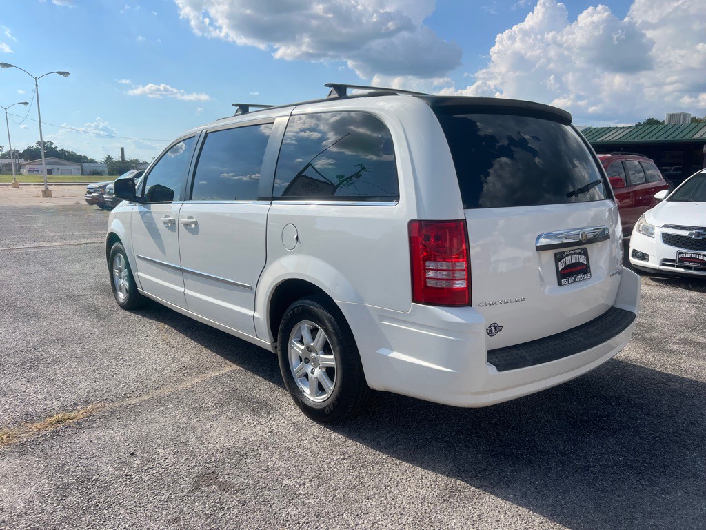 2010 Chrysler Town & Country Image 2