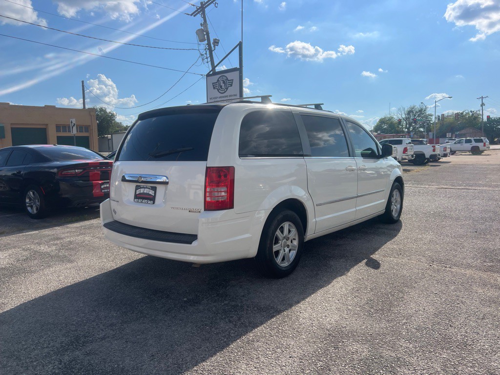 2010 Chrysler Town & Country Image 3