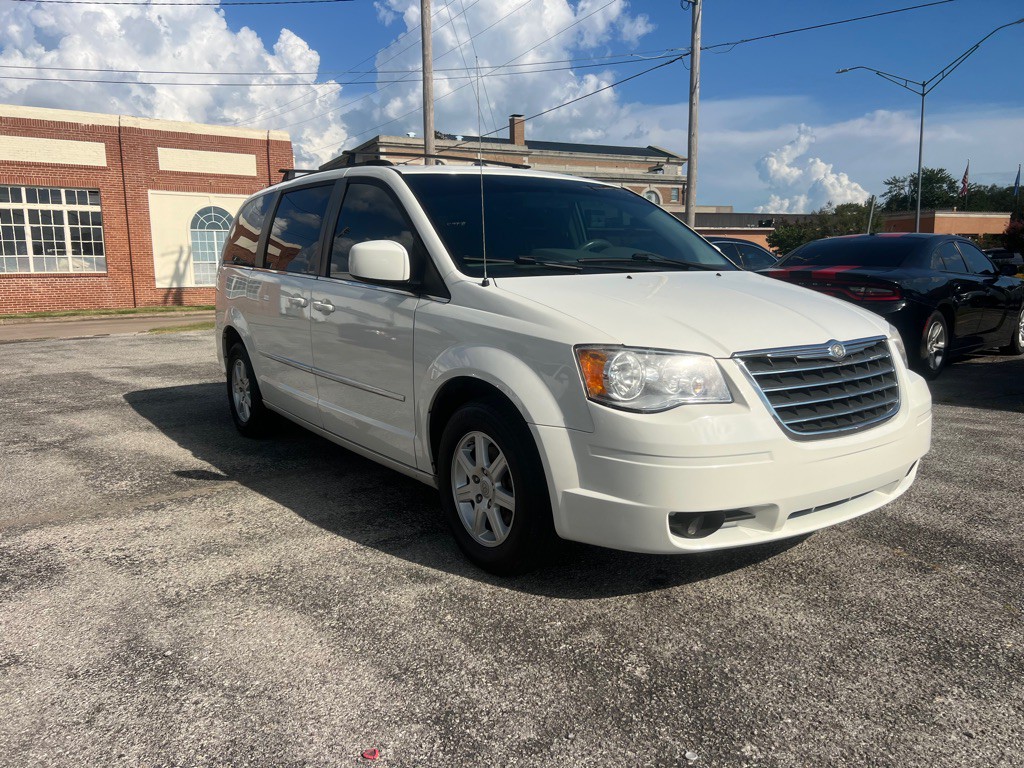 2010 Chrysler Town & Country Image 4