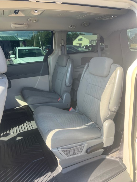 2010 Chrysler Town & Country Image 7