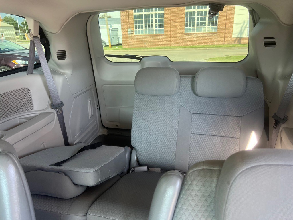 2010 Chrysler Town & Country Image 8