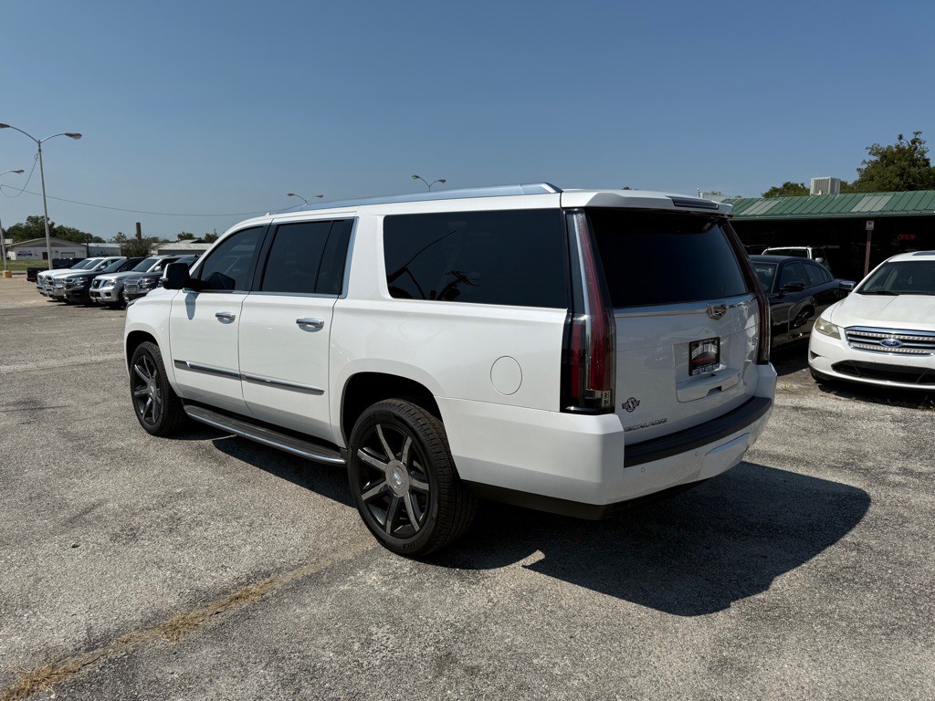 2016 Cadillac Escalade Image 2
