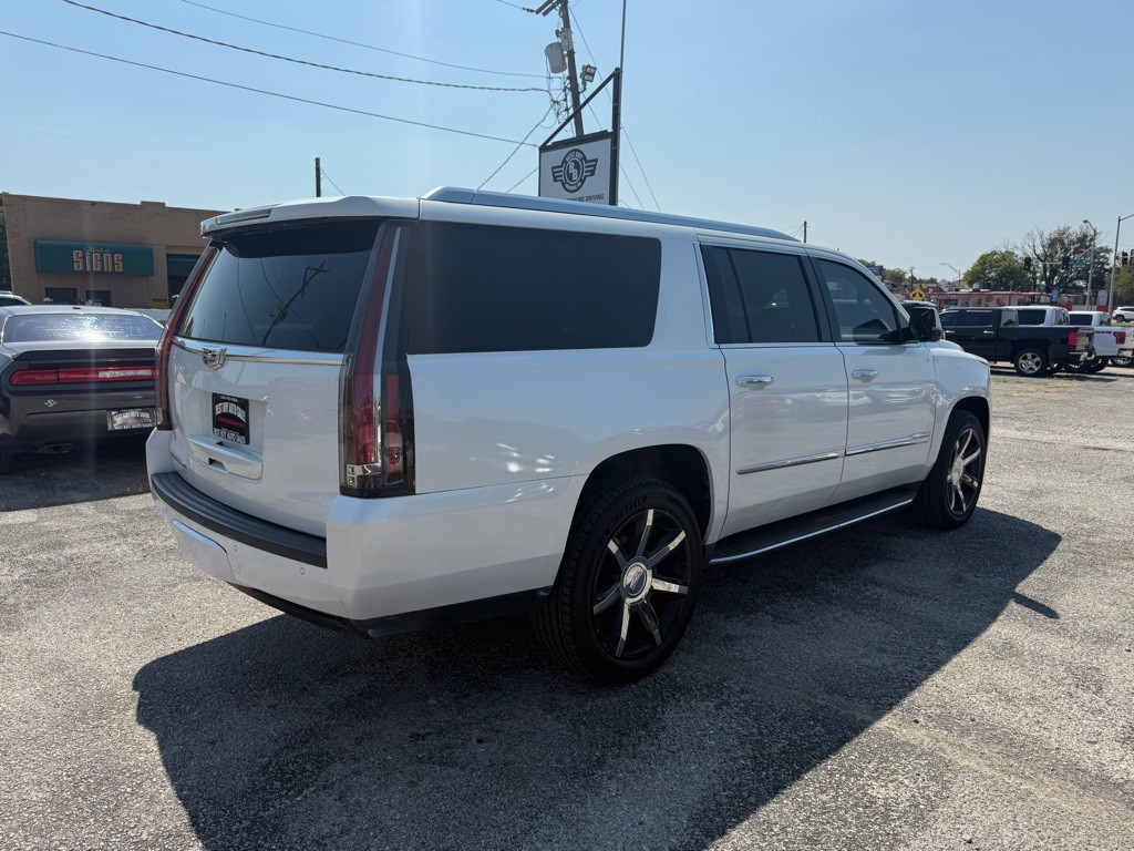 2016 Cadillac Escalade Image 3