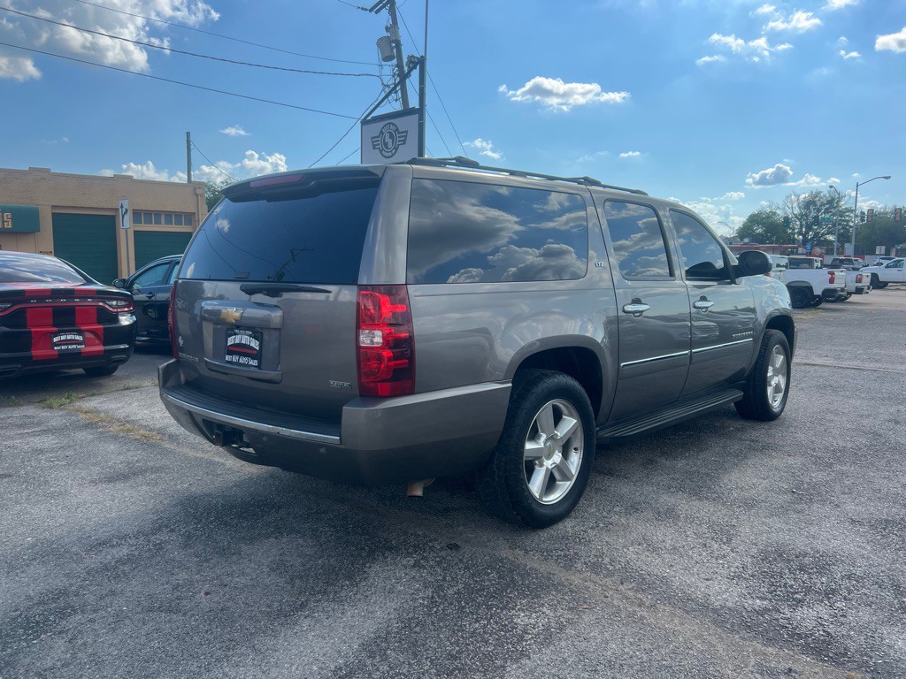 2012 Chevrolet Suburban Image 3