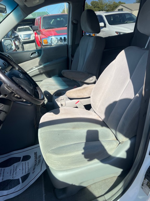 2007 Hyundai Entourage Image 5