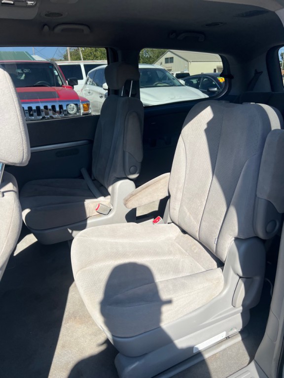 2007 Hyundai Entourage Image 7