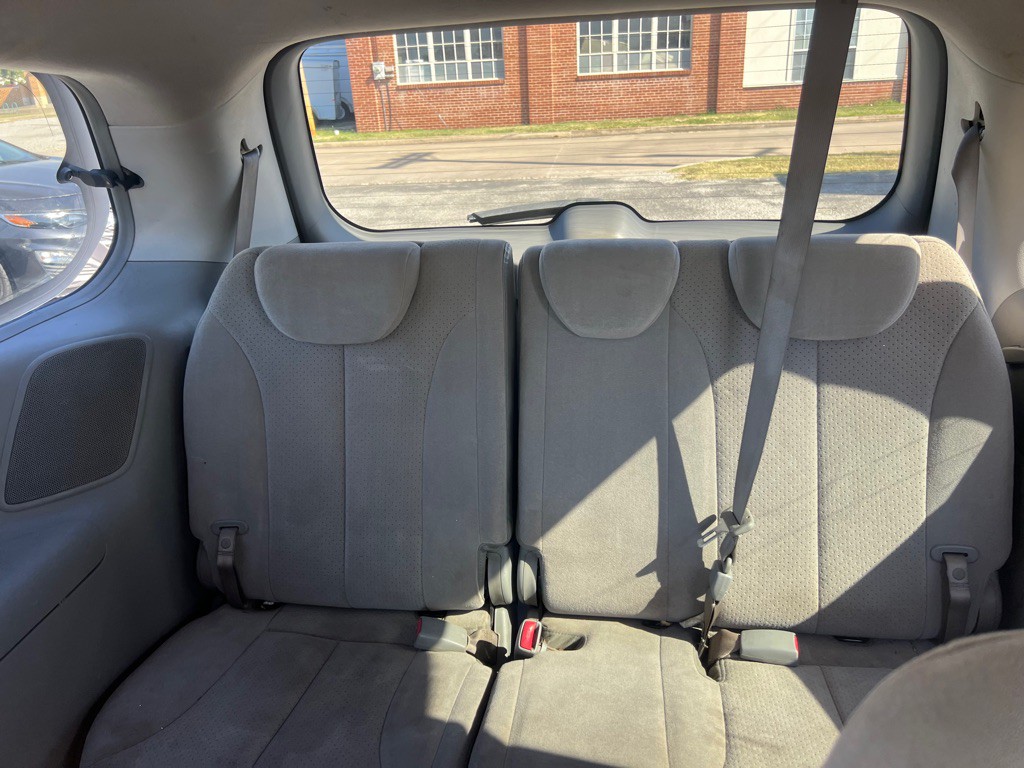 2007 Hyundai Entourage Image 8