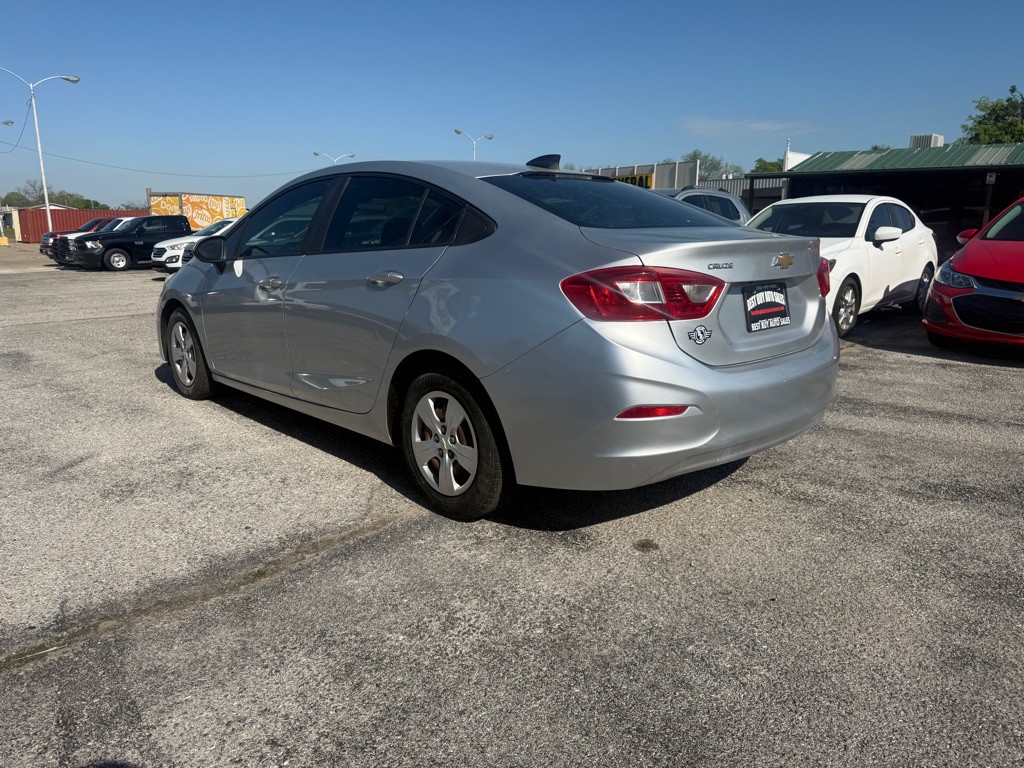 2017 Chevrolet Cruze Image 2