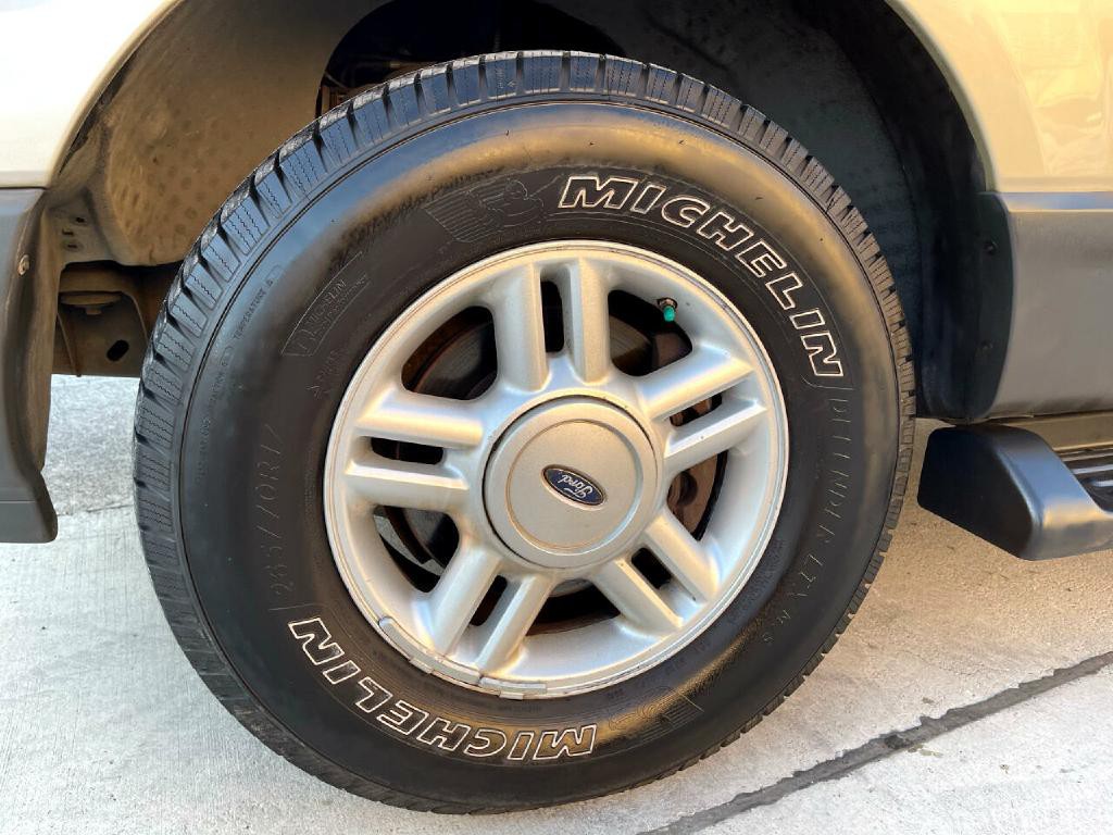 2004 Ford Expedition Image 9