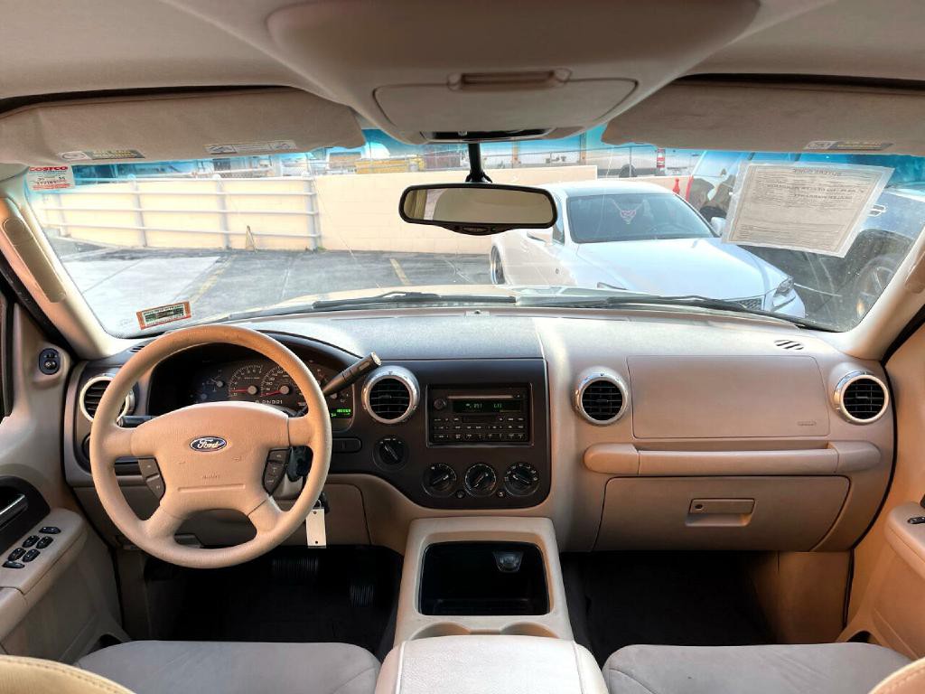 2004 Ford Expedition Image 13