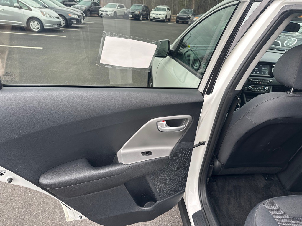 2017 Kia Niro Image 16