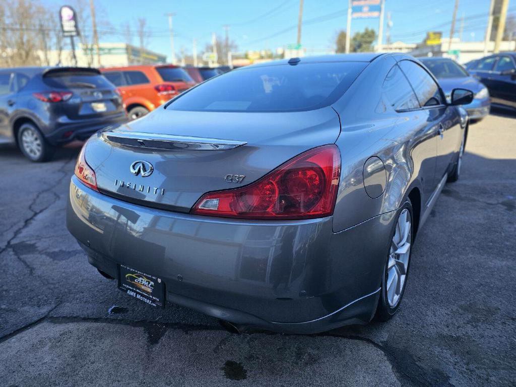 2011 INFINITI G37 Image 16