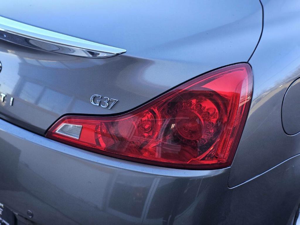 2011 INFINITI G37 Image 25