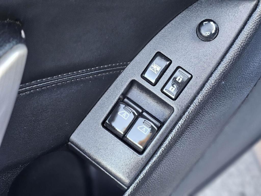 2011 INFINITI G37 Image 32