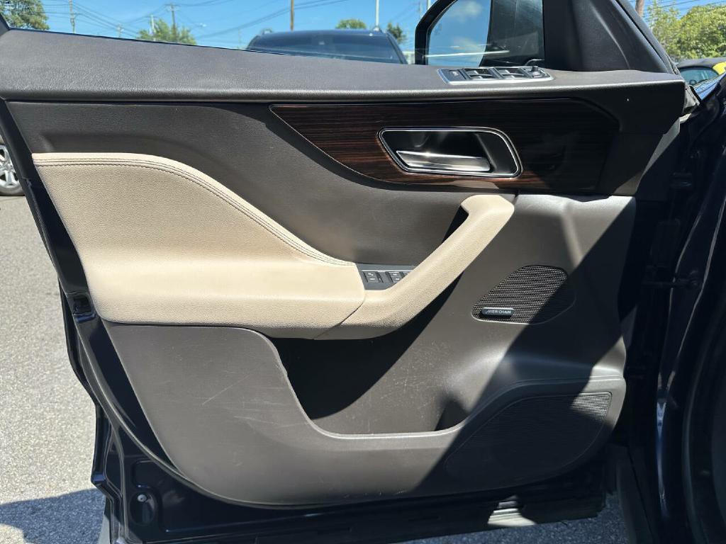 2019 Jaguar F-PACE Image 35