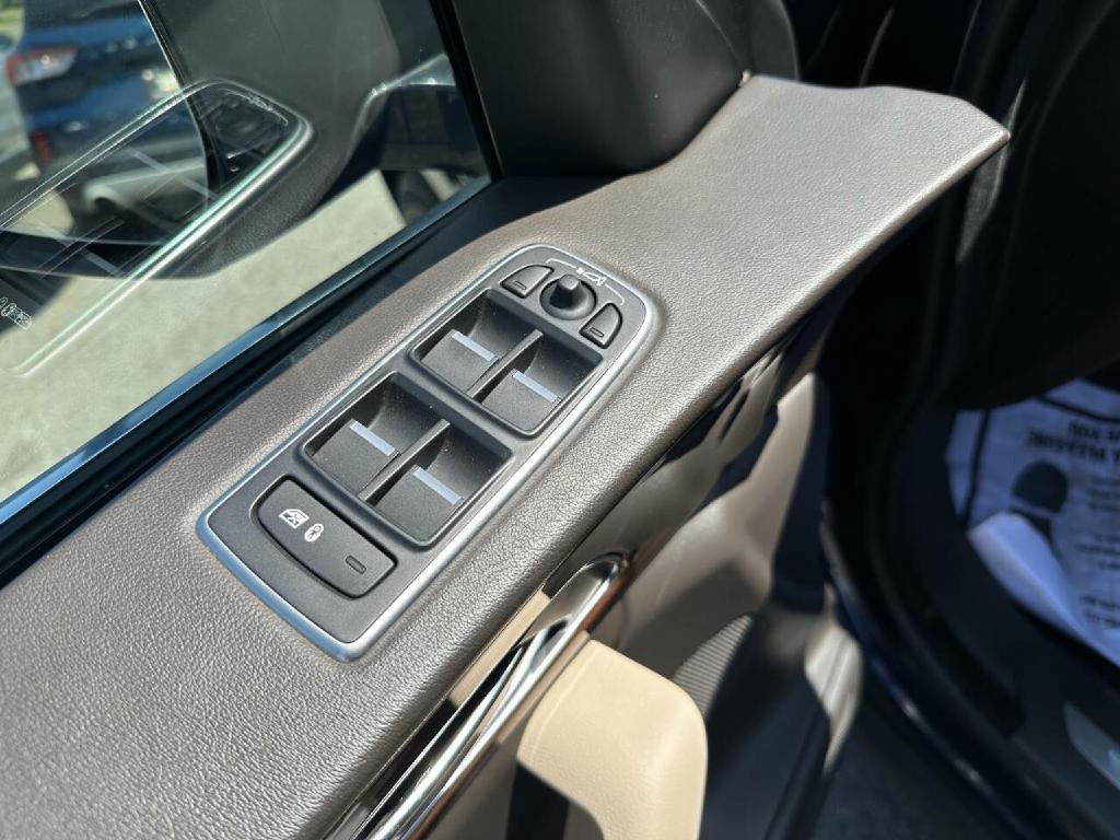 2019 Jaguar F-PACE Image 36