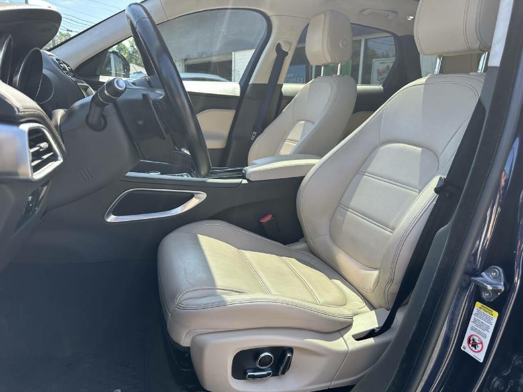 2019 Jaguar F-PACE Image 38