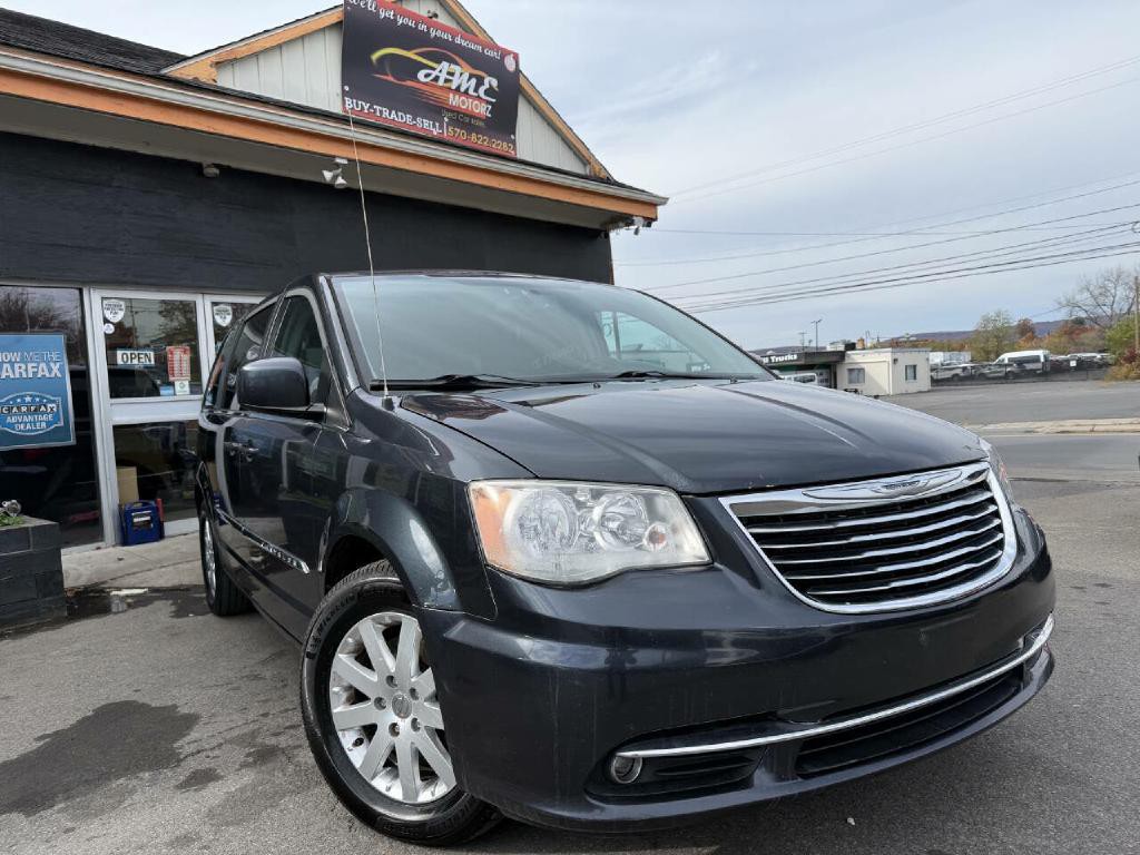 2014 Chrysler Town & Country Image 1