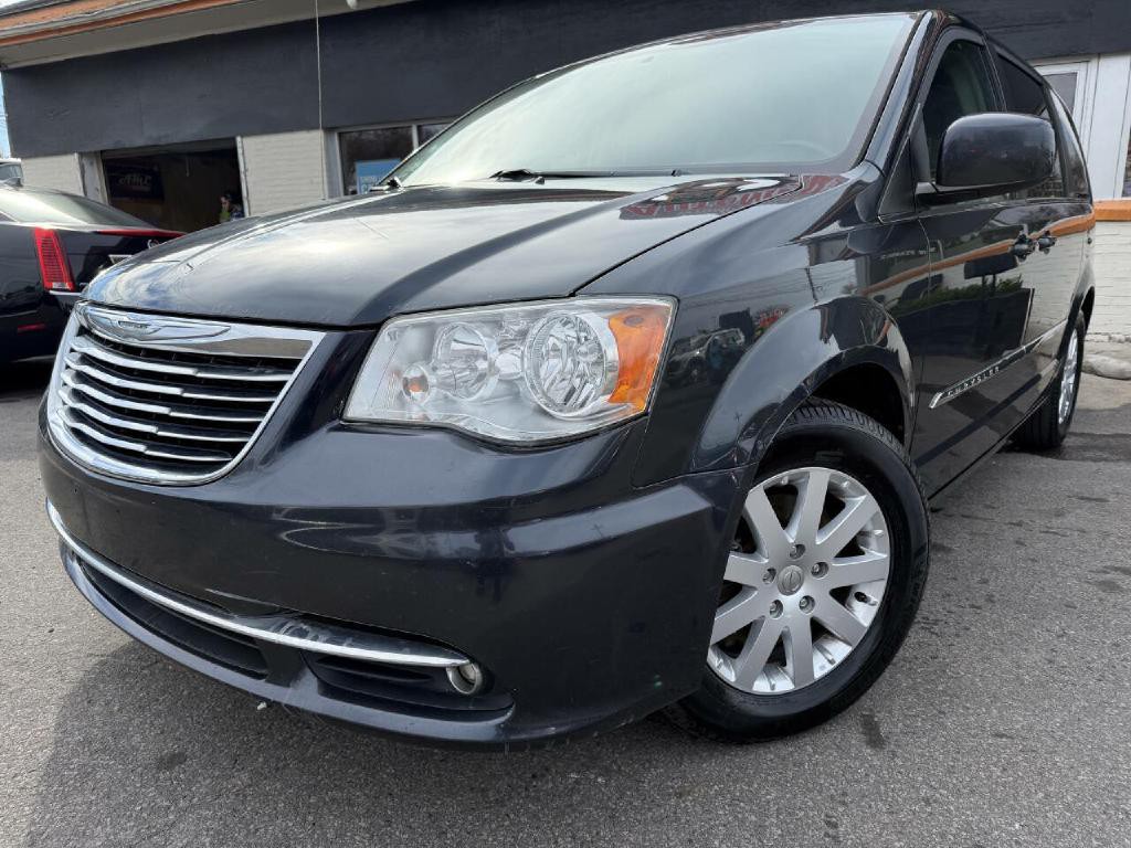 2014 Chrysler Town & Country Image 2