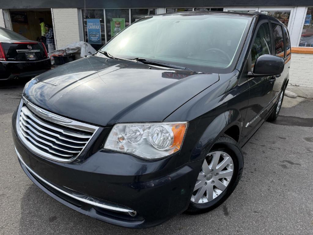 2014 Chrysler Town & Country Image 3