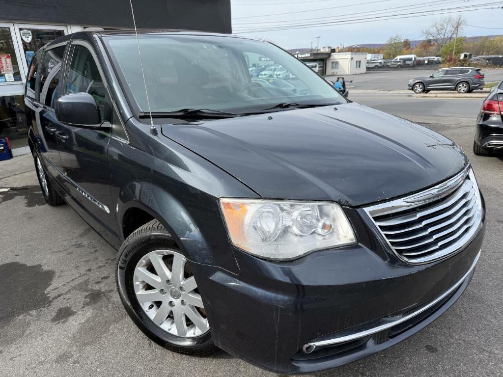 2014 Chrysler Town & Country Image 4