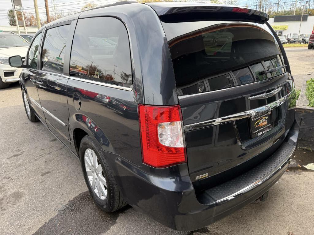 2014 Chrysler Town & Country Image 11