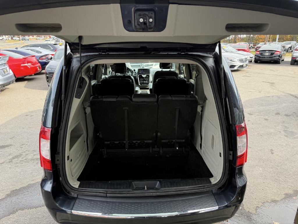 2014 Chrysler Town & Country Image 13