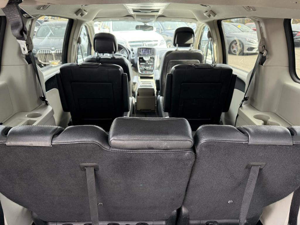 2014 Chrysler Town & Country Image 15