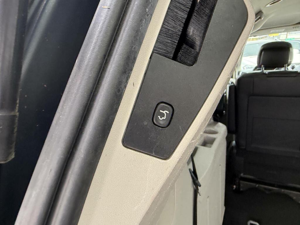 2014 Chrysler Town & Country Image 18