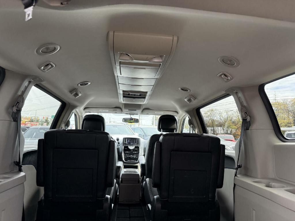 2014 Chrysler Town & Country Image 19