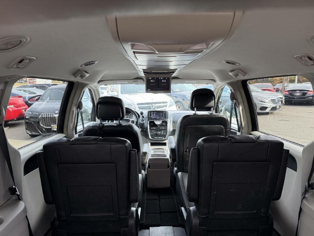 2014 Chrysler Town & Country Image 21