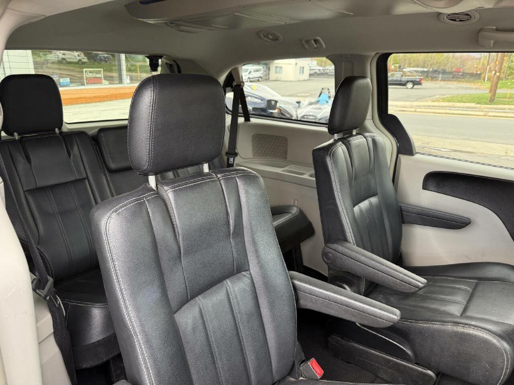 2014 Chrysler Town & Country Image 35