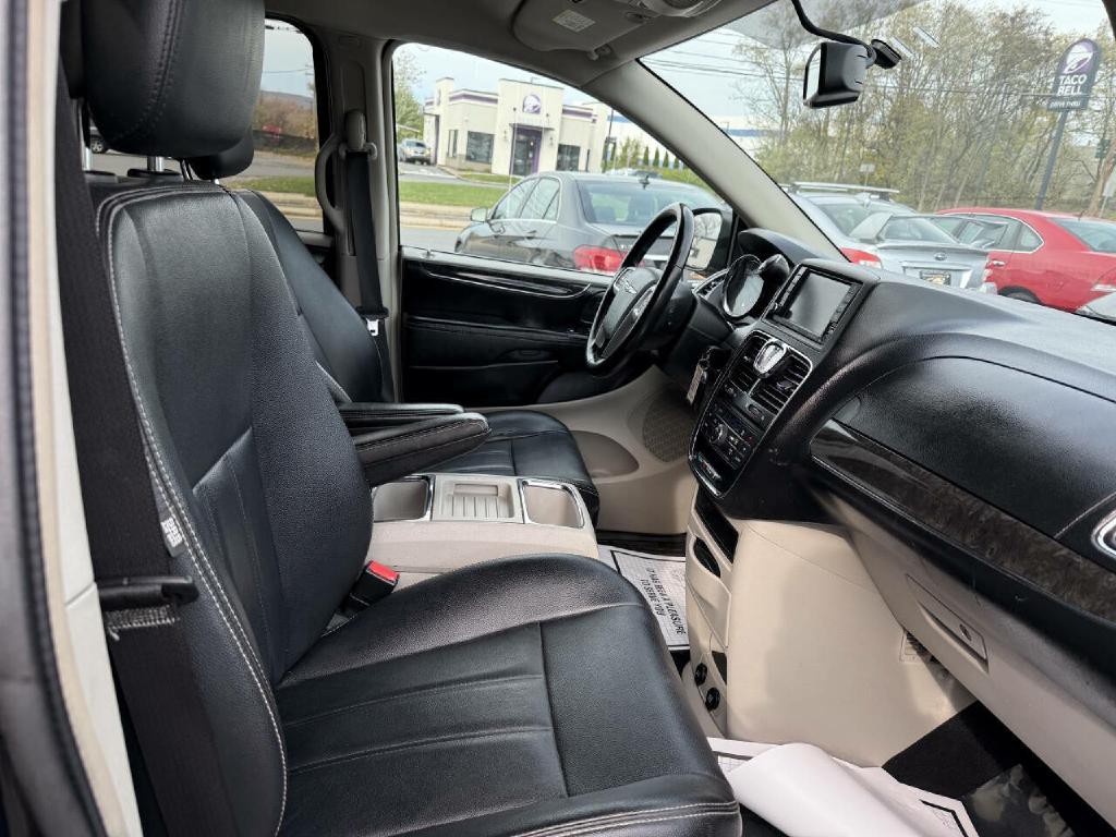 2014 Chrysler Town & Country Image 38