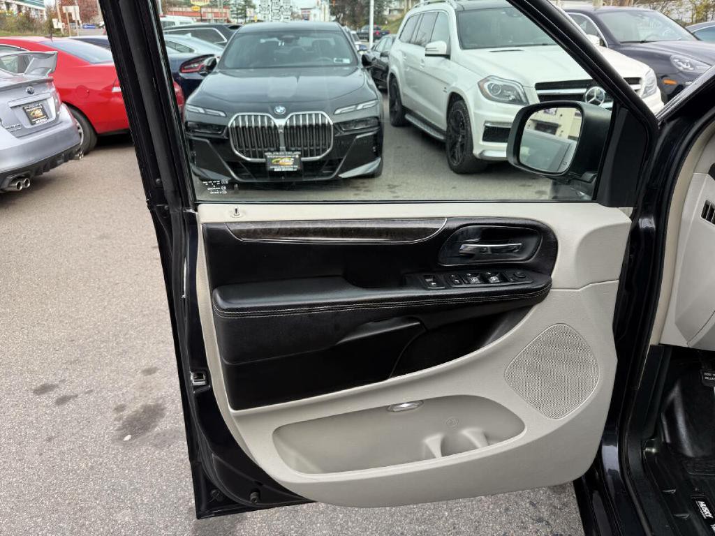 2014 Chrysler Town & Country Image 40