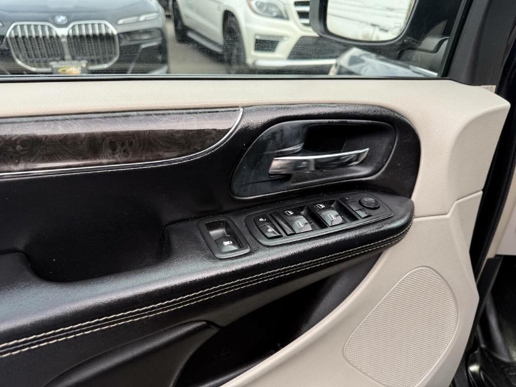 2014 Chrysler Town & Country Image 41