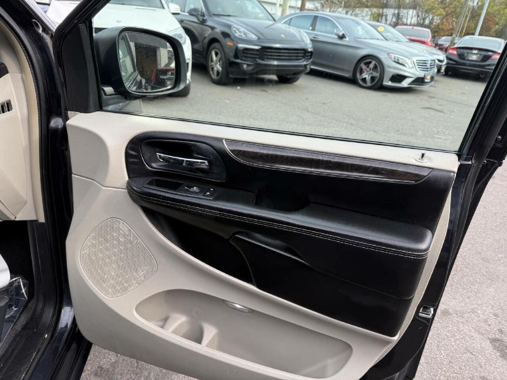 2014 Chrysler Town & Country Image 42