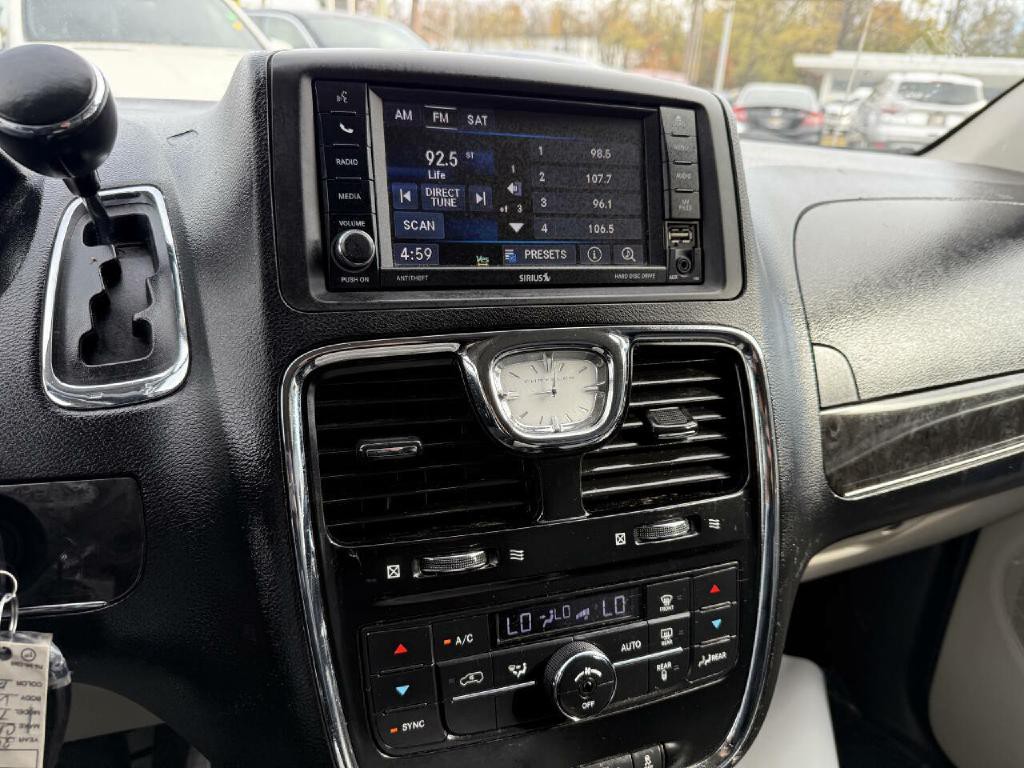 2014 Chrysler Town & Country Image 50