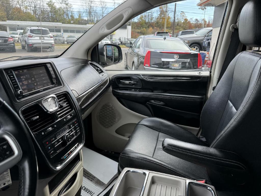 2014 Chrysler Town & Country Image 60