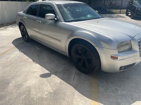 2007 Chrysler 300 Image 2