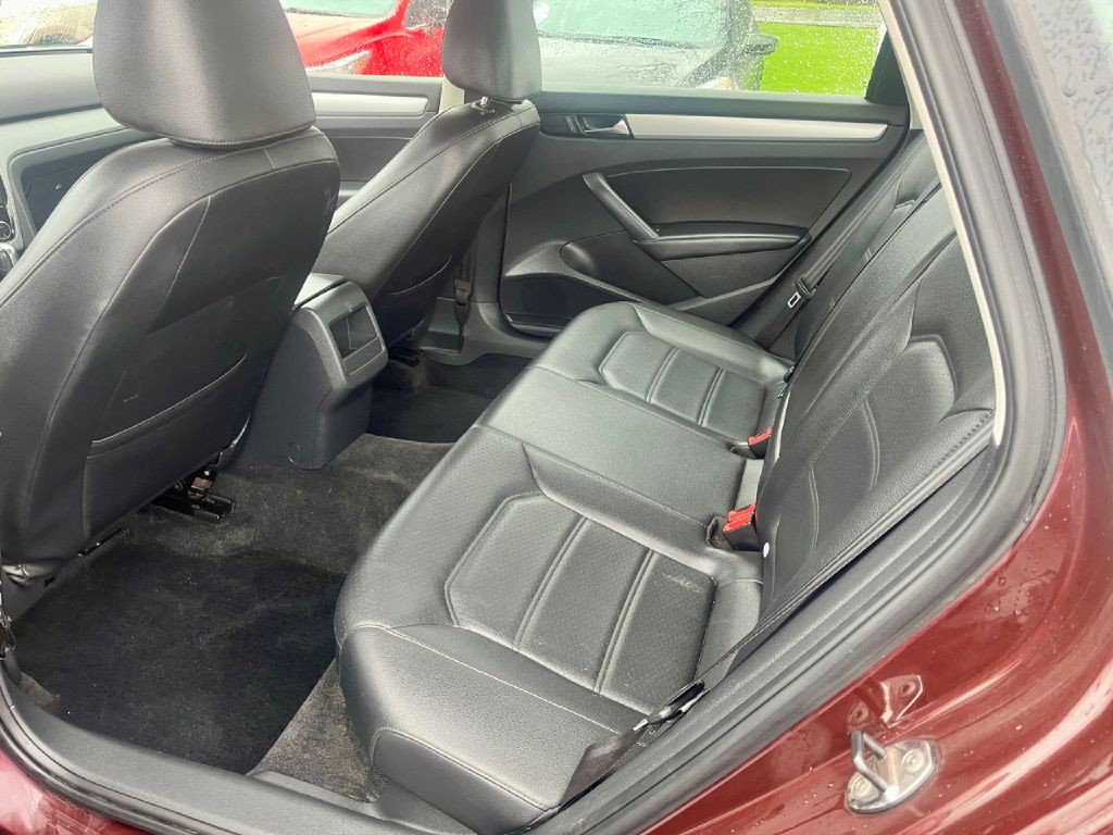 2012 Volkswagen Passat Image 11