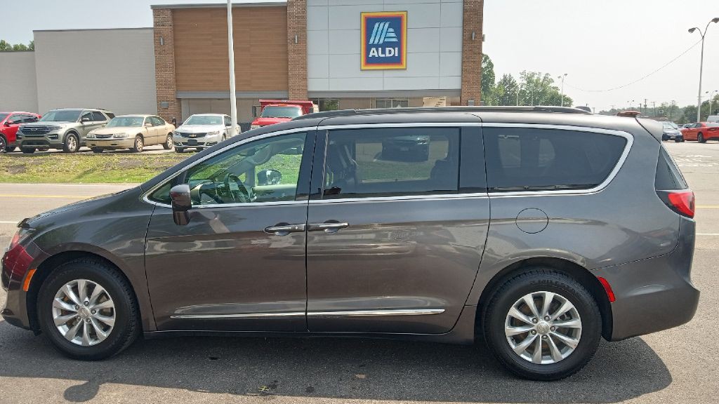 2017 Chrysler Pacifica Image 4