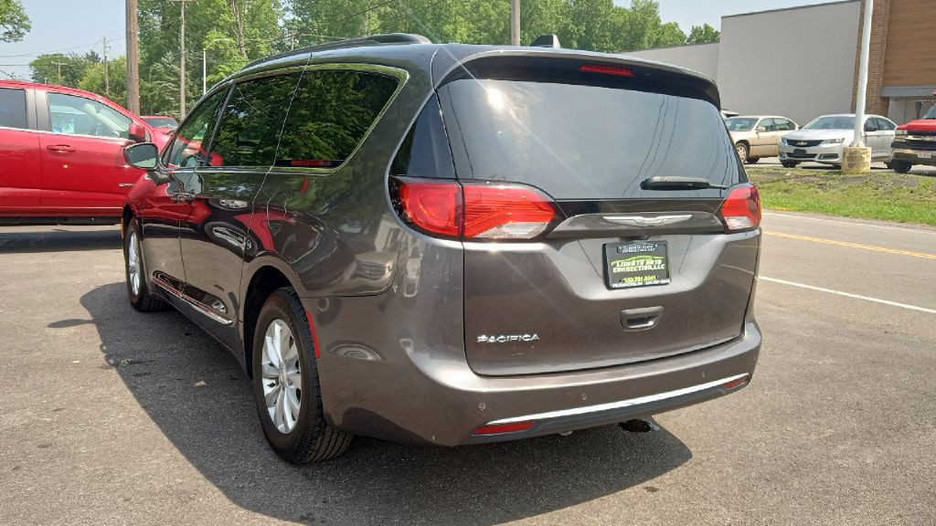 2017 Chrysler Pacifica Image 6